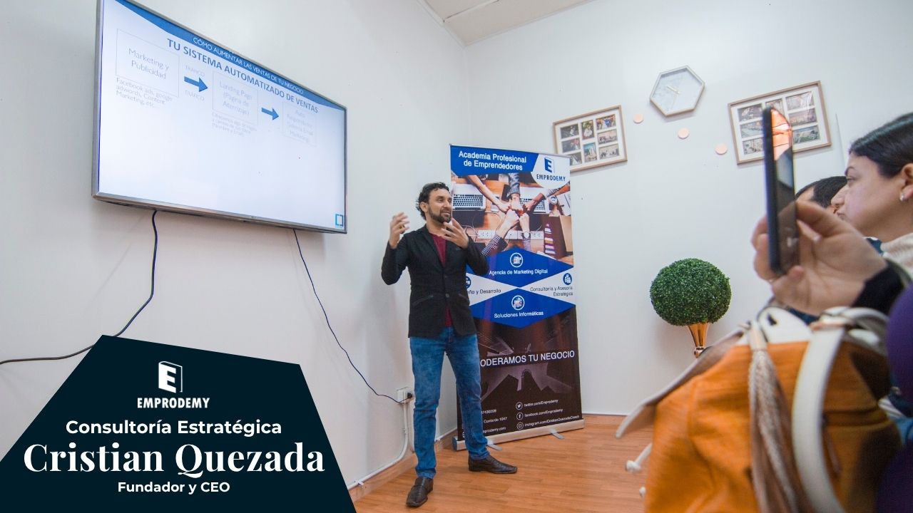 Cristian Quezada dictando una conferencia sobre consultoría estratégica High Ticket para expertos B2B.